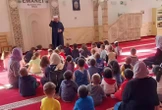 Bimbi in ginocchio nella moschea. La Lega insorge: "Gela il sangue"
