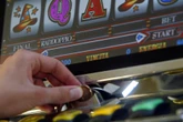 Tensione sul riordino del gioco d’azzardo legale. Il nodo delle slot machine, il pressing delle Regioni e le accuse delle opposizioni