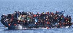 Si ribalta un barcone di migranti. Diversi neonati tra i quaranta morti
