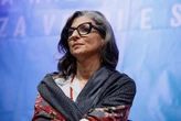Francesca Albanese, le crepe a sinistra. Dalle parole su Liliana Segre ‘non lucida’ al fuoco di fila del Pd: “Narcisista, arrogante, polarizzante”