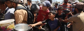 Spari sulla folla in fila per gli aiuti. Strage senza fine nella Striscia