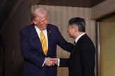 Trump in Giappone ignora il protocollo: stretta di mano e amichevole pacca sulla schiena all’imperatore Naruhito