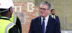 Il governo Starmer perde i pezzi. Ma il premier non molla la poltrona