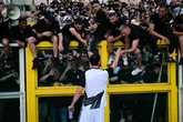Tifoso ferito negli scontri fra ultras. Operato alla testa: è grave. Torino-Juve iniziata con oltre un’ora di ritardo. I supporter bianconeri lasciano lo stadio
