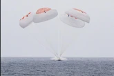 Space X, lo spettacolare ammaraggio della navicella Dragon. La capsula con 4 astronauti paracadutata nell’oceano Pacifico