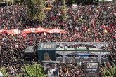 Marea umana per Khamenei. Il lungo corteo a Teheran, minacce e slogan anti Usa