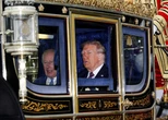 Trump e Melania incontrano Carlo e Camilla. La carrozza, la spada in regalo e la visita alla tomba di Elisabetta