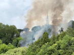 Incendio sulla collina Mario Mario a Roma: intervento dei vigili del fuoco con elicottero