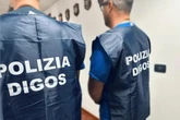 Roma, caccia allo straniero. Notte di follia di tre giovani di estrema destra: 5 aggressioni a extracomunitari. Spranghe, coltelli e una copia del Mein Kampf