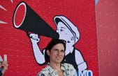 La segretaria dem alla festa del “Fatto“. Fischi e proteste quando parla di Ucraina