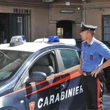 La barista lo invita a uscire perché ubriaco, lui la pugnala al petto. Ferito anche un cliente