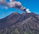 L’eruzione dell’Etna. Voli in tilt a Catania. E prezzi alle stelle