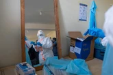 Ebola, un caso sospetto a Cagliari: prelevato da casa e trasferito in ospedale. “È sintomatico e in isolamento”