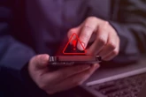 SMS Blaster, l’ultima truffa delle ‘antenne fantasma’ che inondano di messaggi: come funziona e cosa fare per difendersi