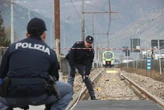 Follia sui binari: divani e bici sulle rotaie per una sfida tra ragazzini