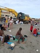 Ruspa in spiaggia a Ostia tra i bagnanti: il video è virale