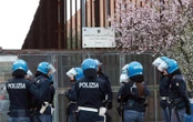 Palloni da calcio e pacchi postali, così droga e cellulari entravano nel carcere di Prato: scene da film alla Dogaia