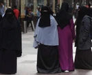 Velo integrale vietato nei luoghi pubblici e stretta sui finanziamenti alle moschee: cosa prevede la proposta di legge FdI