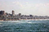 Flotilla bloccata da Israele in mare e sulla spiaggia di Gaza si torna a pescare con le reti: il video
