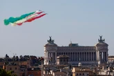 Festa della Repubblica, Mattarella all’Altare della Patria. Meloni: “Apparteniamo a qualcosa di grande, che va difeso, amato, trasmesso”