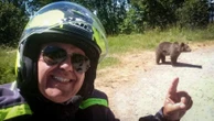 Motociclista sbranato da un orso in Romania, Omar Farang Zin ha filmato la sua morte: “Che bello, viene verso di me”