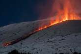 Etna in intensa attività esplosiva. Ingv emette Vona: chiusi alcuni settori del’aeroporto di Catania per la nuvola di cenere