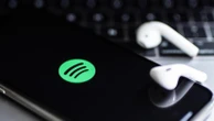 Spotify elimina 75 milioni di brani creati con IA: parte la guerra contro la musica spazzatura