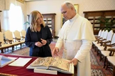 Meloni dal Papa: “Ora la pace”. Primo incontro ufficiale in Vaticano, l’impegno per la tregua in Ucraina
