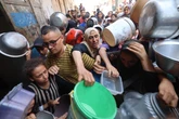 Gaza, l’inferno a fari spenti. “Dimenticati da tutti per 12 giorni. Qui si muore per un pezzo di pane”