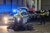 Incidente a Milano, si schianta in TMax contro un semaforo: morto 20enne. La sterzata improvvisa dopo aver incrociato la polizia. Rivolta dei parenti in ospedale