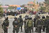 Proteste e strade bloccate in Bolivia, imboscata contro la polizia: cecchini sparano sugli agenti