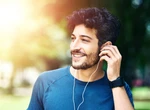 La rivincita degli auricolari con il cavo. Ecco perché stanno tornano di moda le cuffiette cablate