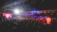 “Io, con la pelle scura, messo nella fila separata e tenuto fuori dalla discoteca. Mi veniva da piangere”: lo sfogo di uno studente 16enne