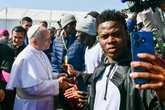 Papa Leone: “Gli Usa plasmati dai migranti”. Il vescovo siciliano: “Da Lampedusa parlerà contro la remigrazione”