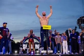 Trump tra gladiatori moderni, vip e musica. L’imperatore kitsch compie 80 anni