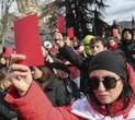 Giura il presidente vicino alla Russia. Manifestano in migliaia vicino al Parlamento