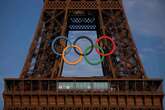 Torre Eiffel, i cerchi olimpici della discordia. La sindaca di Parigi vuole lasciarli, “no” dagli eredi del suo costruttore