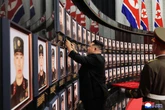La Corea del Nord esce allo scoperto: “eroi” i soldati nel Kursk, l’omaggio di Kim alle bare. E in tv spuntano le azioni di guerra