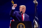 Trump nel discorso del 4 luglio esalta la potenza militare americana. E con le elezioni di mid-term alle porte mette in guardia sul comunismo: “Cancro da estirpare”