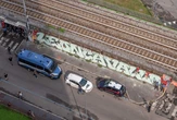 Leoncavallo sgomberato dopo 31 anni. Matteo Salvini festeggia: “Afuera!”. Ilaria Salis: “Avanza la Milano della speculazione”