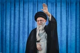 Khamenei nel mirino di Israele. L’ayatollah in un bunker con il figlio. Studia la fuga a Mosca (come Assad)