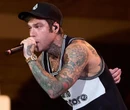 Gli insulti in rima di Fedez: "Sinner parla come Hitler". E attacca il santo Acutis