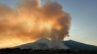 Incendio sul Vesuvio, soccorritori in arrivo da tutta Italia. L’allerta: “Oggi è la giornata cruciale”