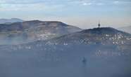 Sarajevo immersa nello smog: è tra le città più inquinate al mondo. “Uscite con la mascherina”