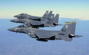 Spettacolare incidente in volo tra due F-15E Strike Eagle durante uno spettacolo. I due caccia precipitano ‘abbracciati’: il video
