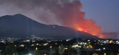 Brucia ancora il parco del Vesuvio. In centinaia dormono in strada