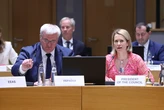 L’Europa stoppa Putin: “Scegliamo noi chi negozia”. E Kiev boccia Schröder