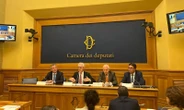 Politica, nuove mosse al centro. Arriva la corrente pacifista: “Un aiuto al campo largo”