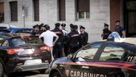 Due sorelle di 15 e 16 anni violentate per ore a Sesto San Giovanni: l’uomo armato di cacciavite le ha seguite in ascensore e chiuse in casa