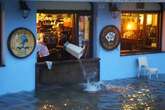 Riviera scossa dalla furia. Allagate case e ristoranti. L’acqua affiora dai bagni